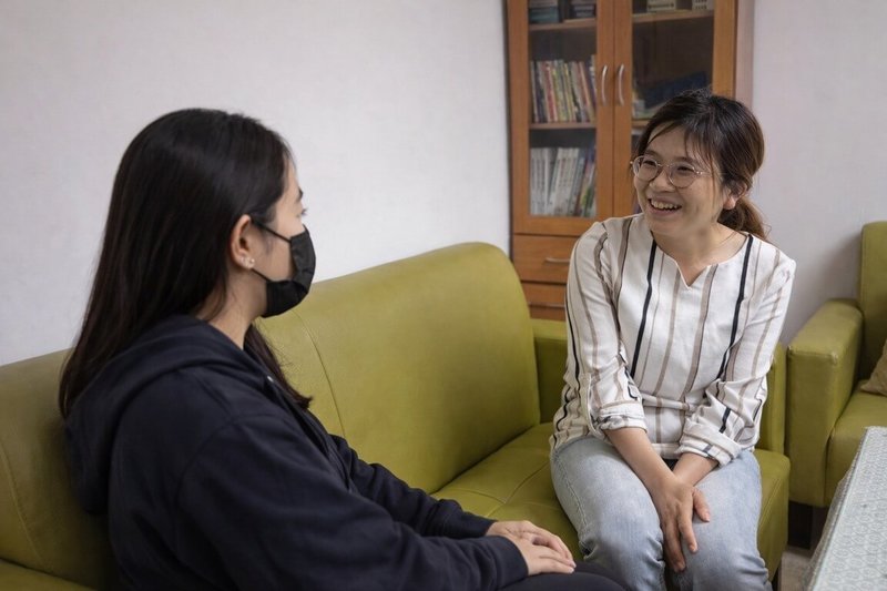 高雄少女小玲（左）國中畢業未繼續升學，更不慎染毒。經少年輔導委員會和高雄市警察局少年警察隊耐心輔導，發掘她對「霧眉」高度興趣，小玲不僅成功擺脫毒品陰影，完成霧眉技術培訓，更進一步成立個人工作室，重新找回自信與人生方向。（高雄少年警察隊提供）中央社記者洪學廣傳真　115年1月24日