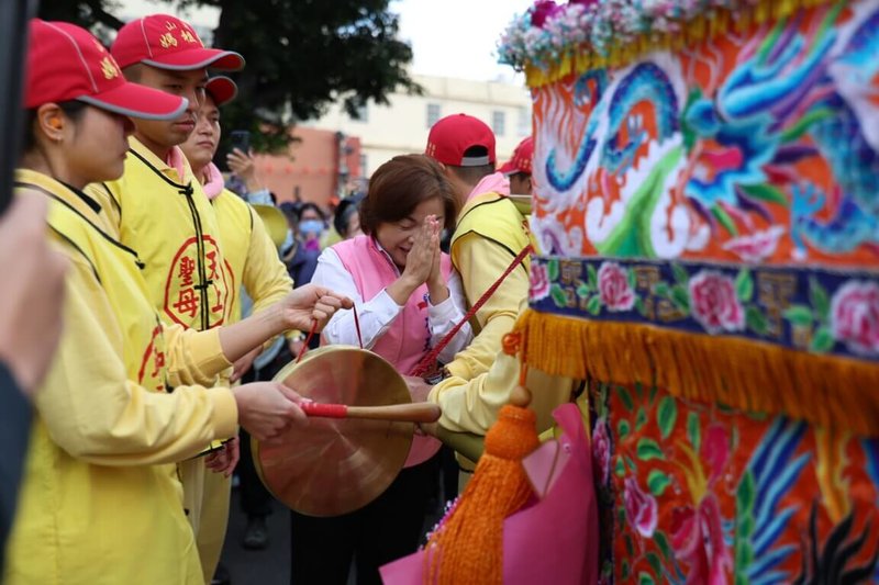 苗栗山邊媽祖24日到台中展開贊境賜福之旅，國民黨籍立委楊瓊瓔（中粉色背心者）也到場參與，媽祖鑾轎一度朝她靠近，廟方人員也引領楊瓊瓔到轎前參拜。（楊瓊瓔服務處提供）中央社記者趙麗妍傳真　115年1月24日