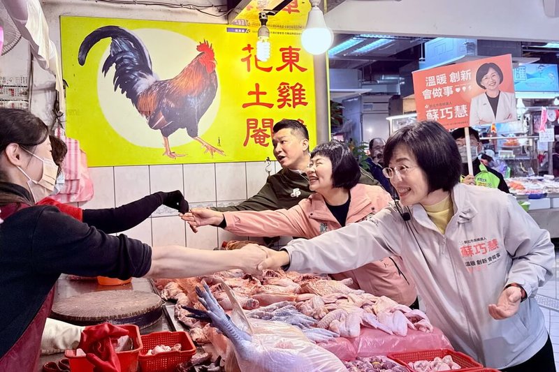 民進黨立委蘇巧慧（前右）獲黨提名投入下屆新北市長選舉，24日前往泰山區公有市場掃街拜票，爭取民眾支持。（蘇巧慧辦公室提供）中央社記者黃旭昇傳真　115年1月24日