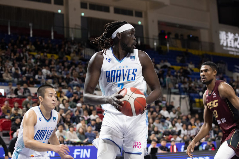 台灣職籃P.LEAGUE+ 台北富邦勇士隊24日例行賽面對台鋼獵鷹隊，其中新洋將阿庫斯（Deng Acuoth）（持球者）展現防守端價值，助隊以80比62成功捍衛主場。（PLG提供）中央社記者陳容琛傳真　115年1月24日