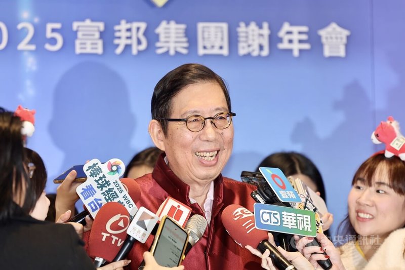 富邦金董事長蔡明興（圖）24日前往台北南港展覽館出席「2025富邦集團謝年會」，會前受訪時表示，台股熱的部分原因是買房銀行放款不易，讓熱錢流入股市。中央社記者王飛華攝　115年1月24日