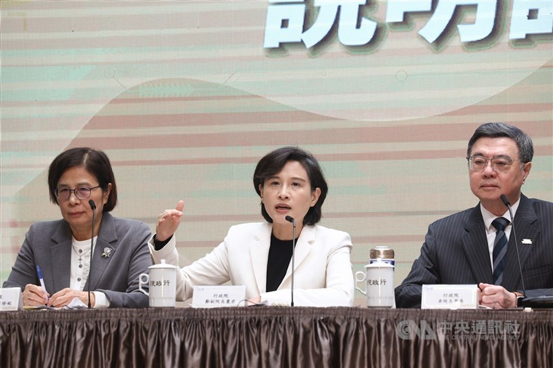 圖為行政院副院長鄭麗君（中）報告台美關稅談判過程與成果。（中央社檔案照片）