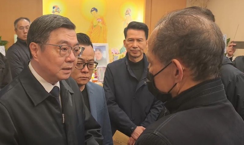 基隆市消防局小隊長詹能傑日前在火場捨身救人殉職。行政院長卓榮泰（左）24日前往靈堂上香，慰問詹能傑的家屬。（讀者提供）中央社記者沈如峰傳真　115年1月24日