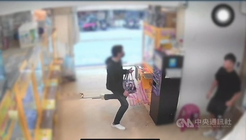 袁姓慣竊（左）專挑台北市內無人看管的娃娃機店家下手行竊，自備鑰匙開啟機台零錢箱偷錢，共計13間店家受害，警方1月中旬循線於新北市將人拘提到案法辦。（翻攝照片）中央社記者黃麗芸傳真　115年1月24日