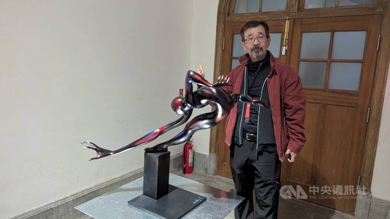 現年64歲的藝術家王尋（圖），曾於美國視覺特效公司任職近12年，返台後運用其動畫工作經驗融入雕塑作品，在近日首屆「藝軒」（PAVILION）展會也展出自身創作。中央社記者王寶兒攝　115年1月24日