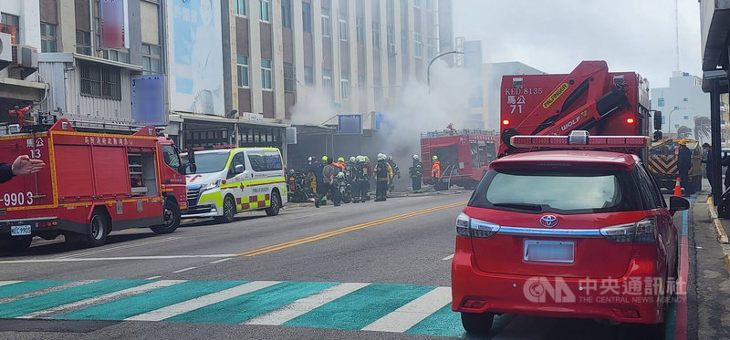 澎湖縣馬公市中華路一間帆布行24日中午發生火警，澎湖縣消防局獲報派遣人車前往灌救，未造成人員傷亡。中央社  115年1月24日