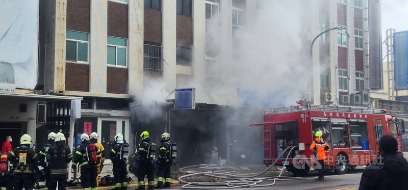 澎湖縣馬公市中華路一間帆布行24日中午發生火警，現場冒出濃煙，澎湖縣消防局獲報派遣人車前往灌救。中央社  115年1月24日