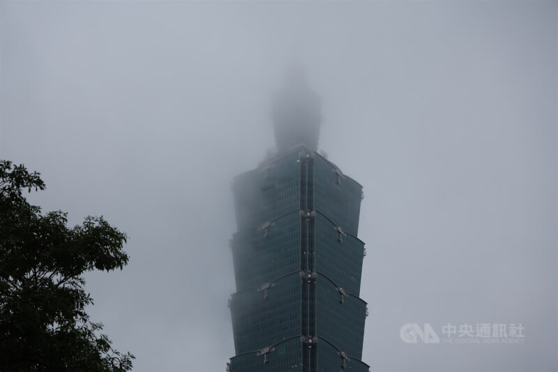 美國自由攀岩好手霍諾德（Alex Honnold）原訂24日挑戰徒手獨攀台北101，並由串流平台Netflix全球直播，但Netflix透過社群網站臉書（Facebook）表示因天候狀況延期至25日。圖為台北101被濃霧籠罩。中央社記者翁睿坤攝　115年1月24日