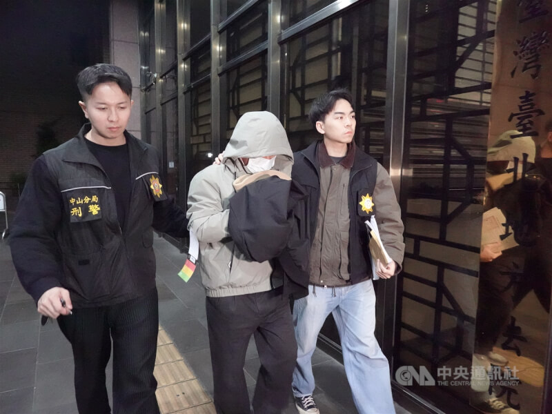 三立電視台採訪車駕駛林姓男子23日下午失控衝撞進北市中山區的彰化銀行ATM機台區，釀10人輕重傷。圖為警方23日詢問後深夜11時依涉過失傷害罪將林男移送台北地檢署偵辦。中央社記者林長順攝 115年1月23日