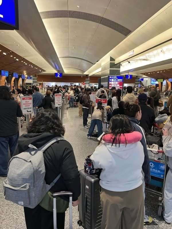 航空公司全球劃位系統24日上午出現短暫異常，導致大批旅客擠在桃園國際機場報到櫃檯前大排長龍，所幸系統於上午6時許恢復正常，未影響航班起降。（網友doubleblack_8636提供）中央社記者葉臻傳真　115年1月24日