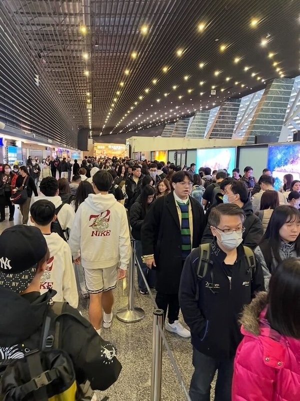 寒假正式開跑，桃園國際機場24日上午湧現出國人潮，但部分航空公司傳出全球劃位系統短暫異常，影響旅客報告以及行李託運作業，機場一度大排長龍。（網友doubleblack_8636提供）中央社記者葉臻傳真　115年1月24日