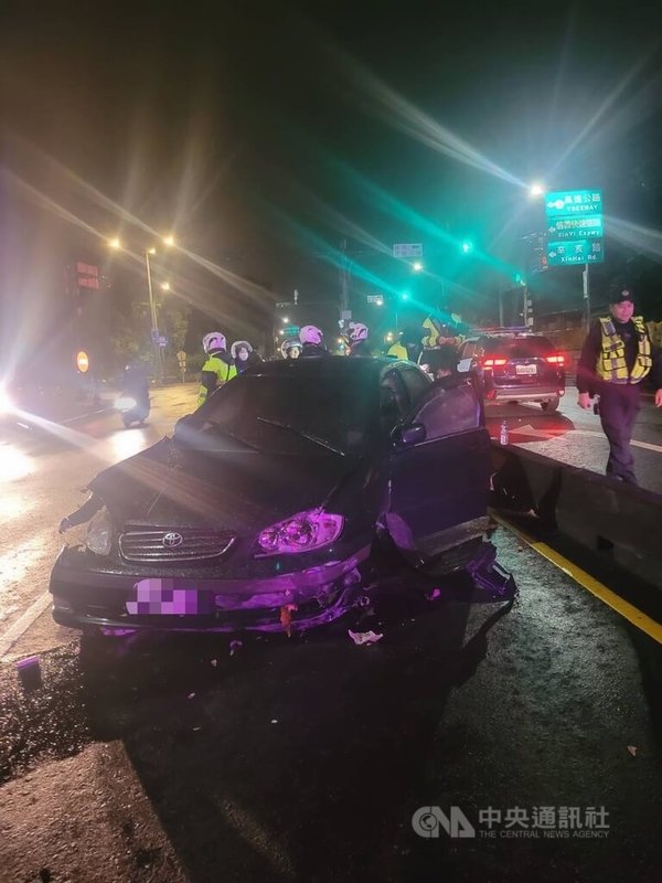 40歲黃姓男子24日凌晨駕車違規使用手機還跨越雙黃線，警方攔查他竟加速逃逸且欲衝撞員警，最後黃男自撞分隔島落網，警方現場搜出喪屍煙彈，且快篩初驗結果呈依托咪酯陽性反應，全案依法移送偵辦。（翻攝照片）中央社記者黃麗芸傳真　115年1月24日