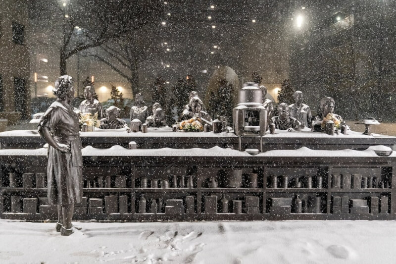 美國奧克拉荷馬市一處廣場的雕像23日被白雪覆蓋。（路透社）