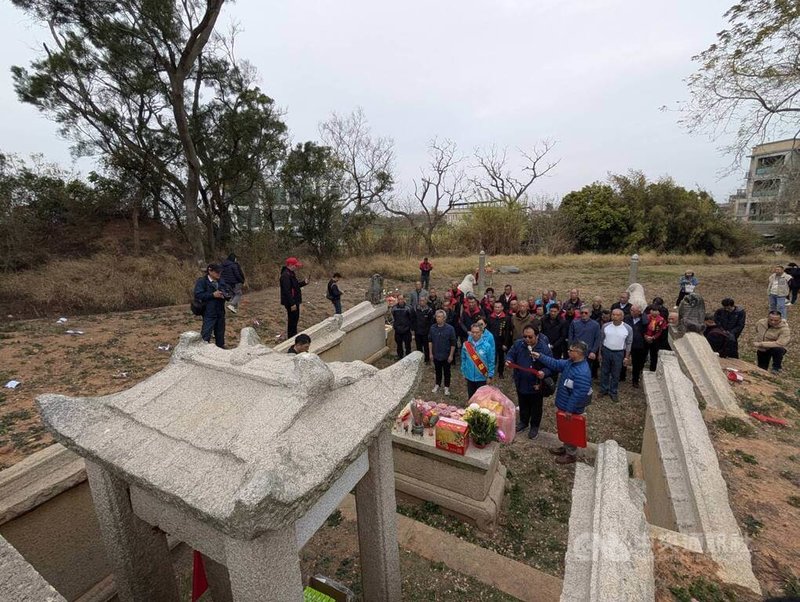 位於金門縣金沙鎮的國定古蹟陳禎墓，因人為破壞、不當修復等影響而有損壞，歷經多年修復工程已竣工，25日謝土祭典中，陳禎分布兩岸的後代齊聚參與。中央社記者吳玟嶸攝　115年1月25日