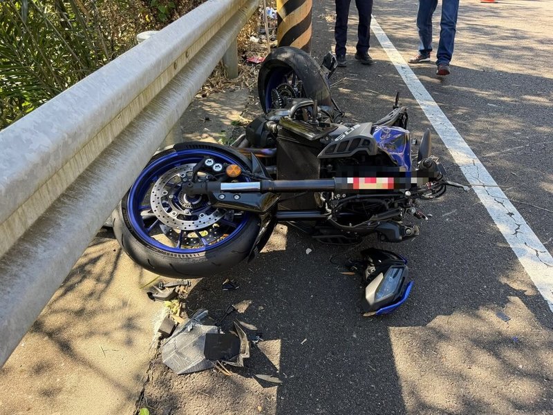 一名大型重型機車騎士25日行經台3線苗栗獅潭路段，疑因過彎自摔，衝向對向車道，當場失去生命跡象，送醫搶救不治。（警方提供）中央社記者魯鋼駿傳真　115年1月25日
