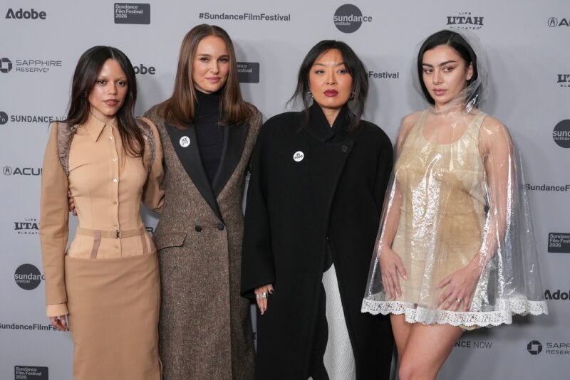 珍娜奧蒂嘉（左起）、娜塔莉波曼、華裔女導演閻羽茜（Cathy Yan）與酷娃恰莉等人24日出席電影「藝廊」的日舞影展首映。（美聯社）