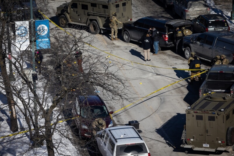 美國明尼蘇達州一名男子24日遭執法人員射殺，現場圍起封鎖線。（Ben Hovland/Minnesota Public Radio via 美聯社）