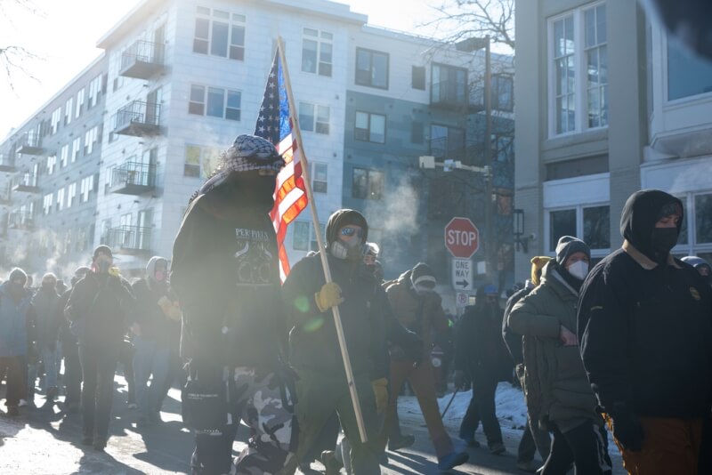 美國男子普雷蒂24日在明尼蘇達州明尼阿波利斯遭執法人員射殺後，民眾在當地進行遊行示威。（Aaron Nesheim/Sahan Journal/Catchlight Local via 美聯社）