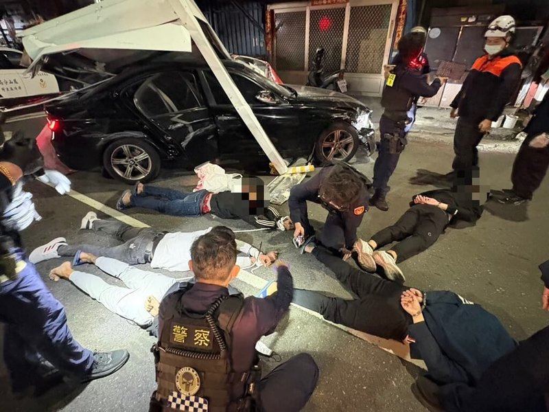 洪姓男子疑因債務糾紛，涉嫌在幕後設局約宋姓男子等人至高雄市鳳山區一處停車場談判，由黃姓主嫌等人毆打對方並將其強押上車帶離，經警方圍捕攔截，5名涉案人被逮，依涉犯妨害自由等罪嫌移送，洪男及逃逸黃男則遭警方追緝。（高雄市警察局鳳山分局提供）中央社記者張已亷傳真　115年1月25日