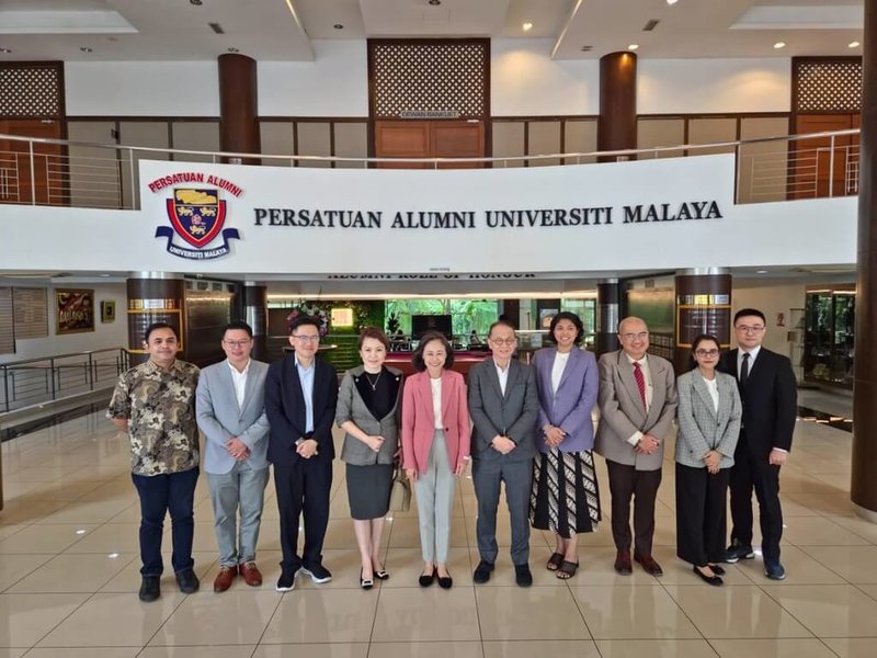 駐馬來亞西代表處23日與學界合辦研討會，聚焦區域經濟議題。駐馬來西亞代表連玉蘋（左5）出席。（駐馬來西亞代表處提供）中央社　115年1月25日