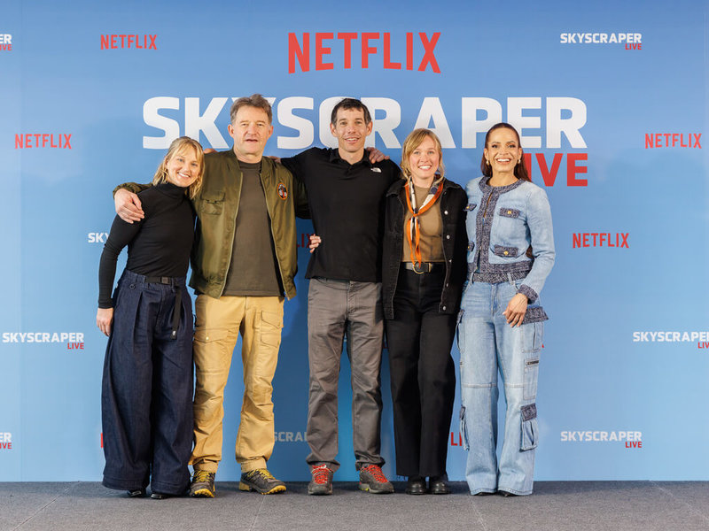 美國自由攀岩好手霍諾德（Alex Honnold）（中）25日成功攻頂台北101，全程由串流平台Netflix直播，霍諾德與妻子桑妮（Sanni）（右2）、監製史密斯（James Smith）（左2），以及攀岩專家哈靈頓（Emily Harrington）（左）、美國體育主播鄧肯（Elle Duncan）一同出席記者會。（Netflix提供）中央社記者洪素津傳真　115年1月25日
