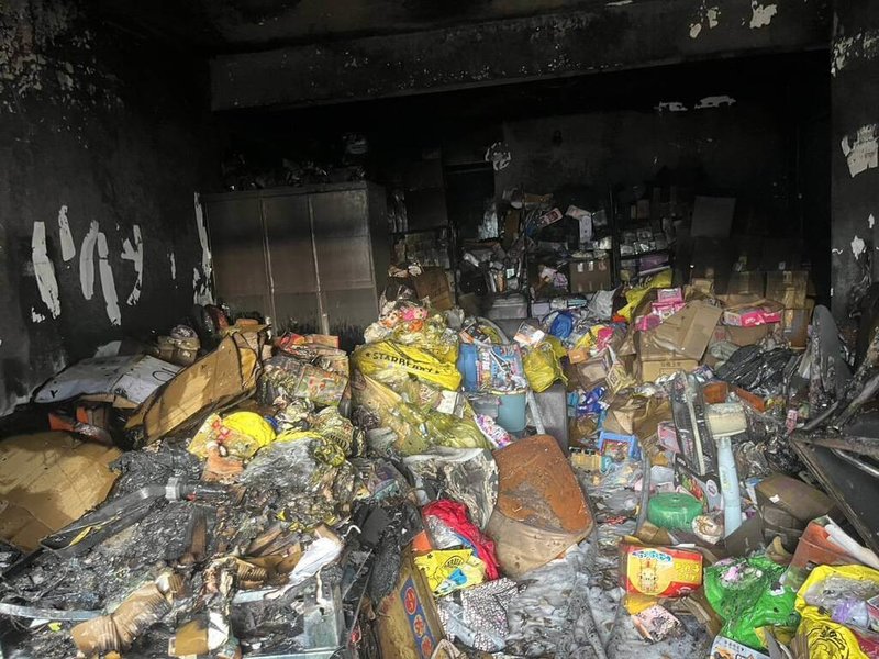 基隆市消防局25日下午接獲通報，指七堵區福一街一棟民宅5樓竄出黑煙，立刻派員前往搶救，順利撲滅火勢，幸無人傷亡，屋內堆放許多紙箱等物品，確切起火原因待後續調查。（讀者提供）中央社記者王朝鈺傳真　115年1月25日