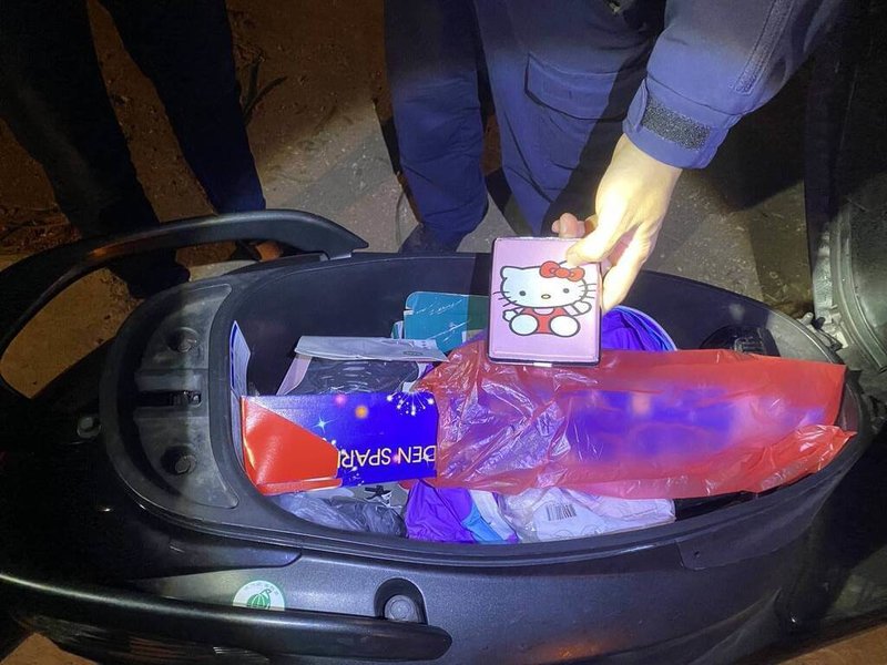 澎湖縣政府警察局馬公分局文澳派出所員警24日執行巡邏勤務，發現騎乘機車的楊姓男子於路旁怠速，上前關心是否需要協助，楊男開啟機車置物箱接受盤查時，內有疑似毒品殘渣等違禁物品。（馬公分局提供） 中央社　115年1月25日