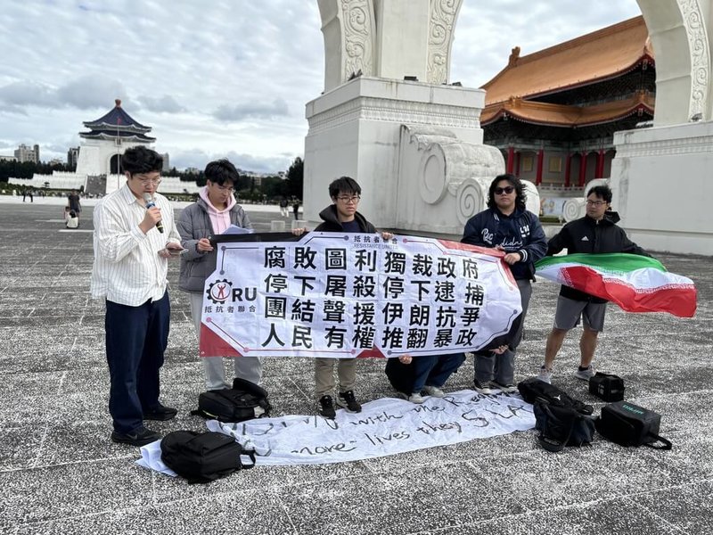 台大勞工社與抵抗者聯合等學生團體25日發起「聲援伊朗人民集會，團結反對屠殺政權」集會活動。中央社記者楊堯茹攝　115年1月25日