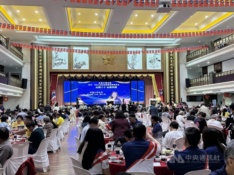 泰國台灣會館24日舉行第48、49屆主席暨監事長交接典禮，席開數十桌，近百名台僑領袖和政界代表齊聚。中央社記者李宗憲曼谷攝　 115年1月25日