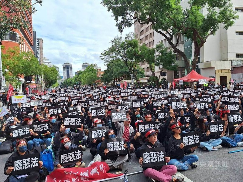 全國教師工會總聯合會發起「廢惡法、救教育」行動，25日號召逾千名教師上街，並提出5大訴求，呼籲教育部廢除校事會議相關制度。中央社記者許秩維攝　115年1月25日