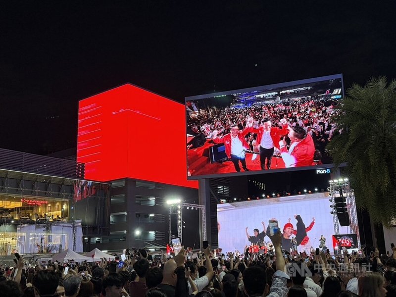 泰國2月8日將舉行大選，泰國為泰黨23日在曼谷商場舉行大型造勢活動，吸引許多選民到場支持。中央社記者李宗憲曼谷攝　115年1月25日