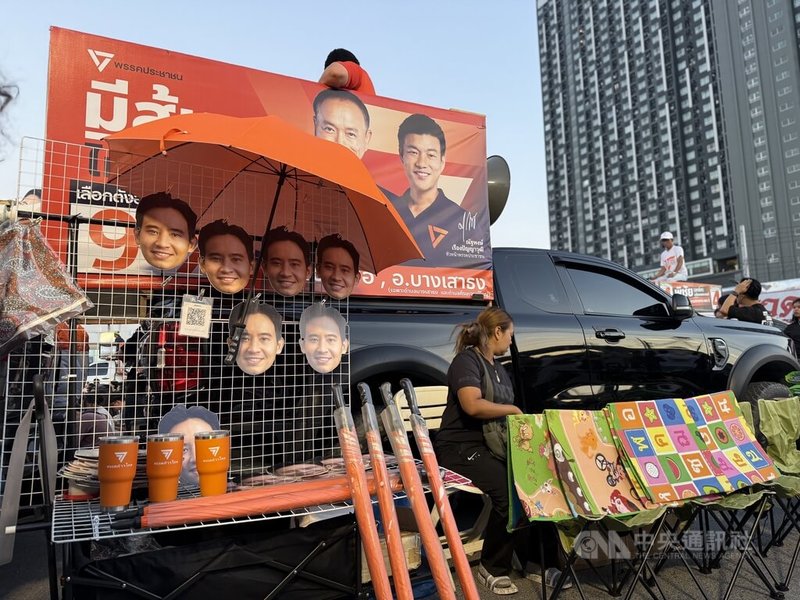 泰國人民黨25日晚間在曼谷舉行造勢活動，現場有攤販販售政治明星皮塔的面具。中央社記者李宗憲曼谷攝　115年1月25日