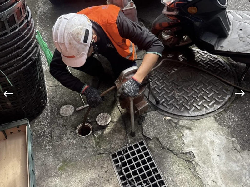 台北市衛工處說，春節期間家外部的公共污水管線堵塞，造成家中馬桶、落水頭溢流，可打24小時清管專線（02）2596-8603或台北市民當家熱線1999找清管達人協助。（台北市衛工處提供）中央社記者楊淑閔傳真 115年1月25日