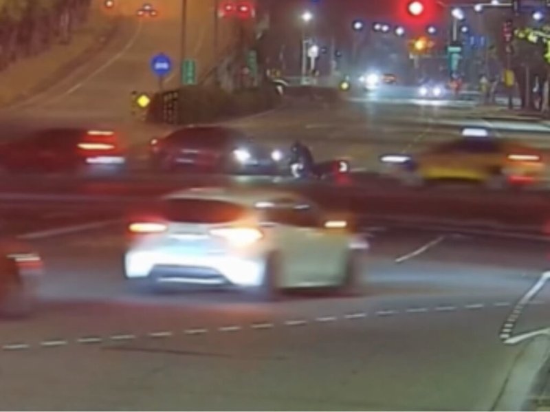 一部汽車25日凌晨在高雄鳳山區拒檢並逆向衝上國道逃逸，後續在苓雅區與一部機車發生擦撞，造成一名機車騎士受傷；經警方審視相關影像，已掌握特定對象展開緝捕，並對此車違規行為逕行舉發，合計可處新台幣8萬4000元罰鍰，全案將依涉犯公共危險、肇事逃逸致人死傷等罪嫌偵辦。（高雄市警察局鳳山分局提供）中央社記者張已亷傳真  115年1月25日