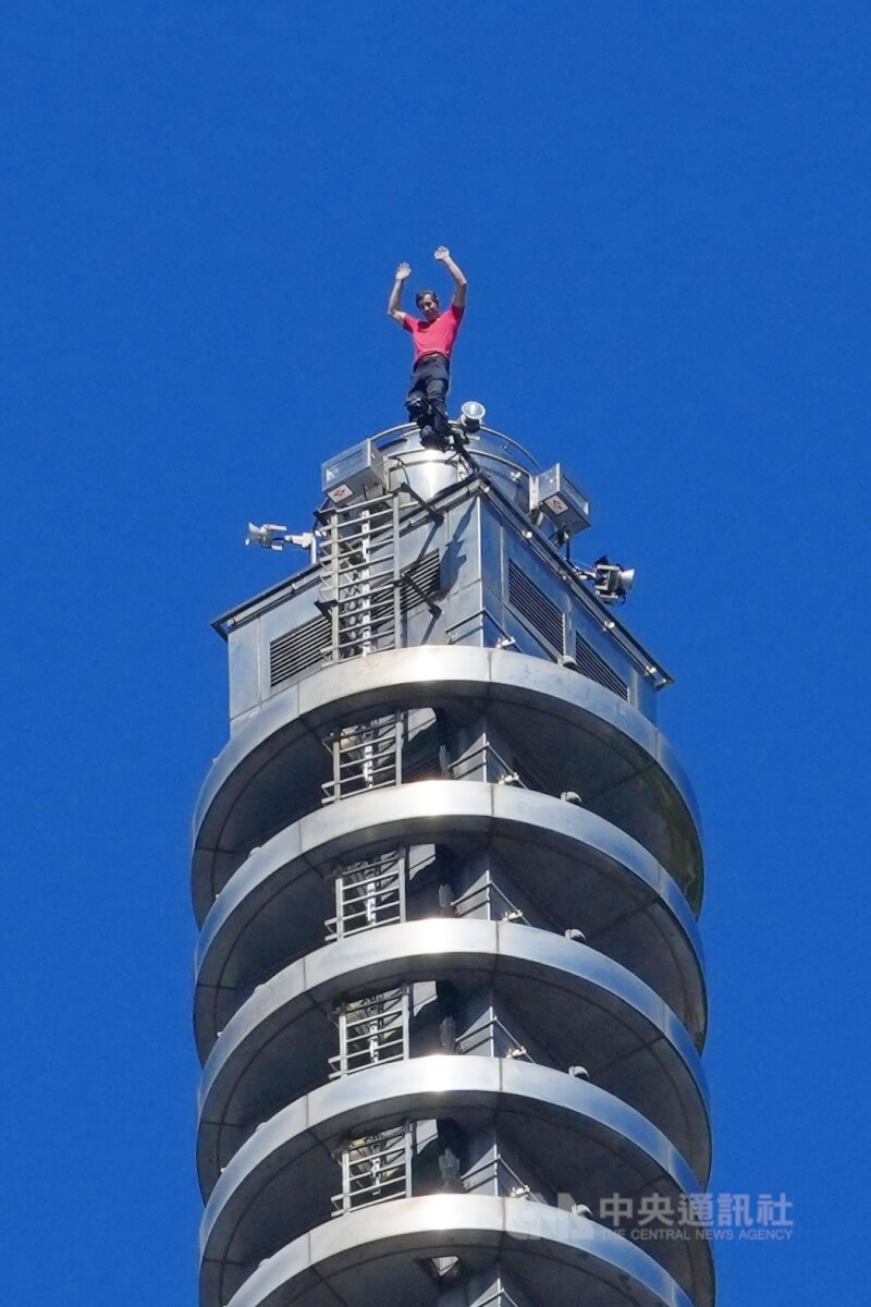 美國自由攀岩好手霍諾德25日徒手攀登台北101大樓，在成功攻頂後在塔尖揮手致意。中央社記者徐肇昌攝 115年1月25日