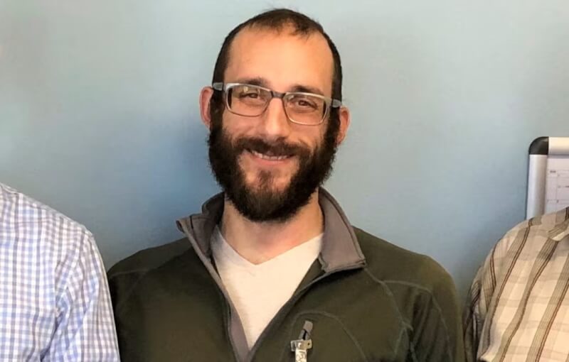 川普政府聲稱美國邊境執法人員24日在明尼阿波利斯市擊斃的37歲男護理師普雷蒂（圖）是暴力攻擊者，普雷蒂父母已發表聲明譴責川普政府說了「令人作嘔的謊言」。（U.S. Department of Veterans Affairs/Handout via 路透社）