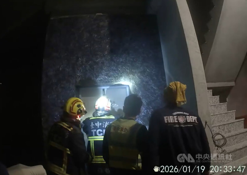 一對夫妻日前與屋主前往台中市南屯區一處預售住宅參觀，不料搭乘電梯時突然受困，逾20分鐘動彈不得，經報案求助，警方與消防人員到場協助脫困，幸無人員受傷。（翻攝照片）中央社記者蘇木春傳真　115年1月25日