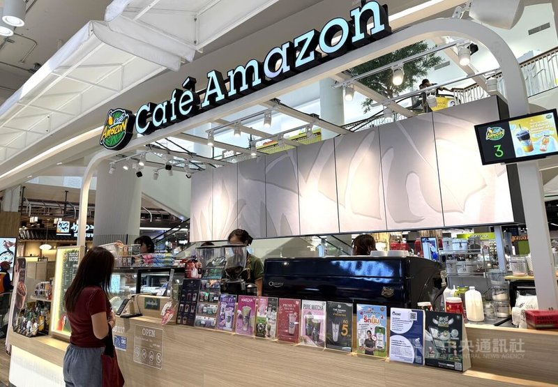 泰國知名咖啡連鎖店Café Amazon加入政府推廣的「正常甜減半」計劃，盼透過重新定義正常甜，改變民眾習慣，降低依賴高糖分。中央社記者李宗憲曼谷攝　115年1月25日
