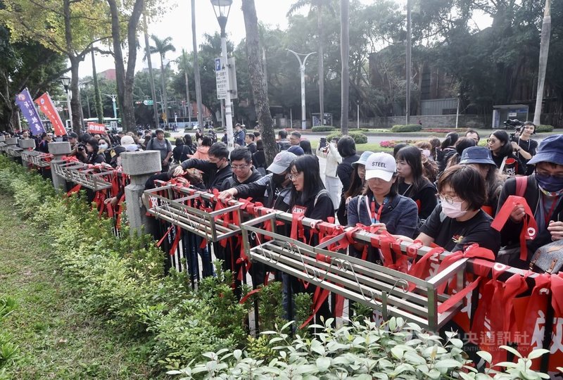 全國教師工會總聯合會發起「廢惡法、救教育」行動，25日號召教師上街，並在教育部圍欄綁上紅布條，呼籲廢除校事會議相關制度，阻卻政治性、情緒性的濫訴與小案大辦。中央社記者張皓安攝　115年1月25日