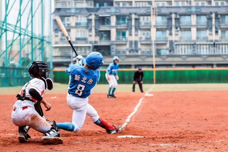 114學年度高中棒球聯賽（木棒組）第一階段預賽25日邁入第2天賽程，穀保家商帕蘇拉．塔基斯利尼安（前左2）面對屏東高中敲出3分砲，且帶動連3打席全壘打。（學生棒球運動聯盟提供）中央社記者蘇志畬傳真　115年1月25日