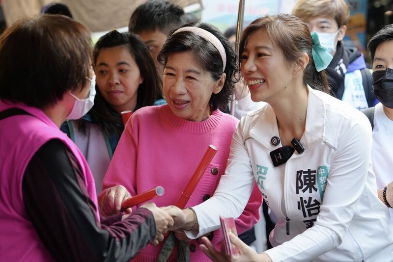 台灣民眾黨新北市議員中和選區參選人陳怡君（前右）25日在民眾黨前黨主席柯文哲妻子陳佩琪（前右2）陪同下，一起掃街拜票，獲不少民眾歡迎。（陳怡君提供）中央社記者王鴻國傳真　115年1月25日