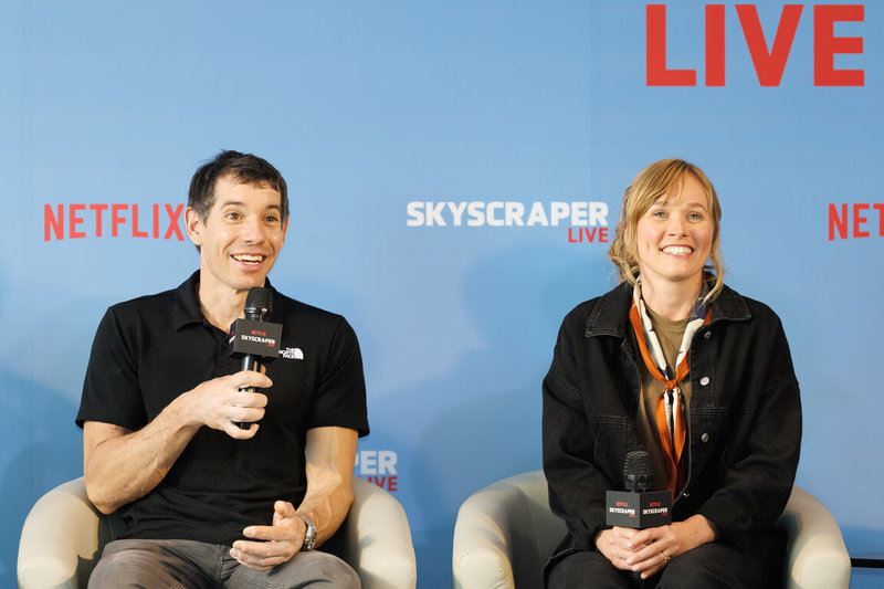 美國自由攀岩好手霍諾德（Alex Honnold）（左）25日花了91分鐘攻頂台北101，他的妻子Sanni Honnold（右）也現身力挺。（Netflix提供）中央社記者洪素津傳真　115年1月25日