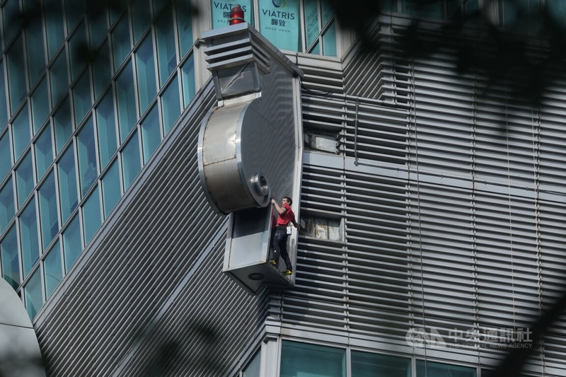 霍諾德運用技巧完成特殊造型外觀的攀爬。中央社記者徐肇昌攝 115年1月25日