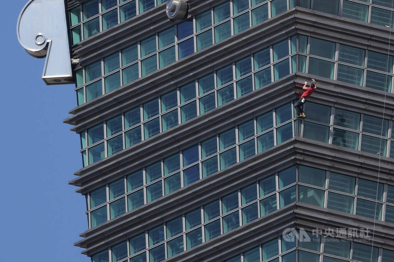 美國攀岩好手霍諾德（Alex Honnold）（紅衣）25日挑戰徒手獨攀台北101，霍諾德展現絕佳的平衡感及膽識。中央社記者翁睿坤攝 115年1月25日