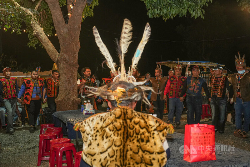 屏東來義鄉傳統狩獵文化協會獵人之夜,族人穿著獸皮衣及熊鷹仿真羽毛、修復真羽等參加圍舞,展現協會歷年文化傳承與保育成果。中央社記者黃郁菁攝 115年1月25日