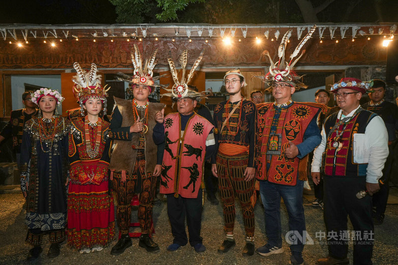 屏東縣來義鄉傳統狩獵文化協會24日晚間在南和村pavaljiyus石板屋,為非排灣族的屏科大研究助理陳俊霖(左3)舉辦傳統舞會,展現專業合作多年發展出的深厚情誼。中央社記者黃郁菁攝 115年1月25日