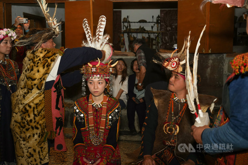 屏東來義鄉傳統狩獵文化協會24日晚間舉辦獵人之夜，同時為學界夥伴陳俊霖（右1）舉行排灣族婚禮傳統舞會，會中致贈仿真熊鷹羽毛，獻上部落祝福。中央社記者黃郁菁攝 115年1月25日