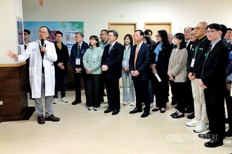 行政院長卓榮泰（前排右2）25日到桃園市大園區敏盛醫院訪視週日及國定假日輕急症中心（UCC）時表示，政府準備新台幣16億元，補助開設醫療院所人員和開診的診療費用，在長達9天的春節連假維持地區必要醫療量能。中央社記者吳睿騏桃園攝　115年1月25日