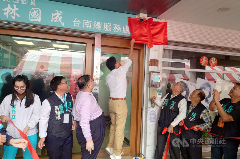 民眾黨主席黃國昌（中）25日出席台南市黨部防災士揭牌儀式，因蓋在牌面上的紅布沒有被拉下，他見狀上前跳起將其拉下。中央社記者楊思瑞攝　115年1月25日