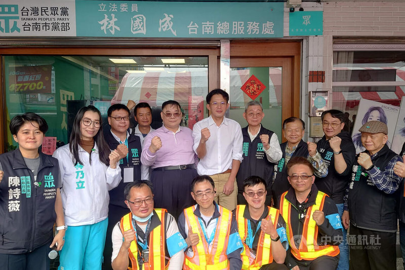 台灣民眾黨主席黃國昌（後排右5）25日出席台南市黨部舉辦的防災士揭牌儀式，與黨部人員及志工合影。中央社記者楊思瑞攝　115年1月25日